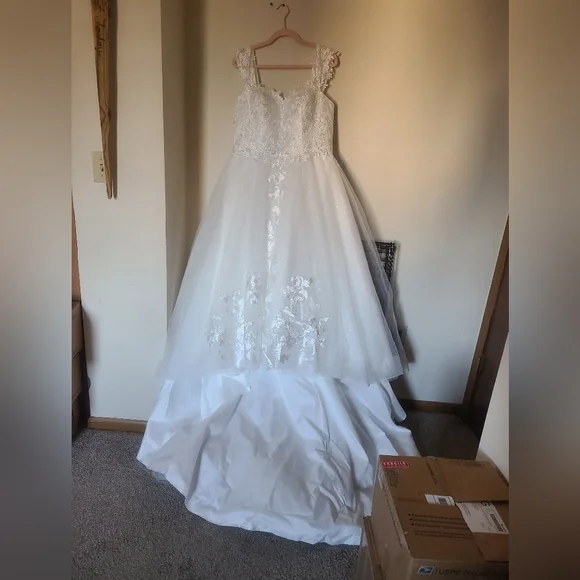 Classic White Lace A-Line Wedding Dress with Floral Detail - Picture 10 of 10